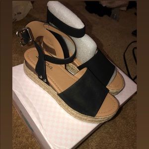 Black platform Sandles